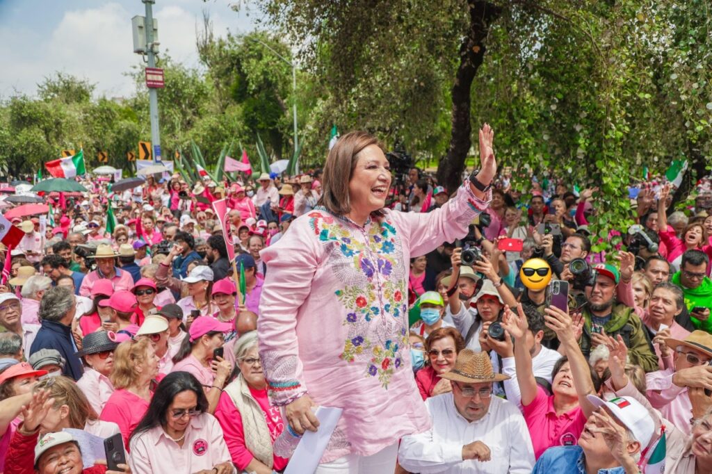 Xóchitl Gálvez tundida en Marea Rosa