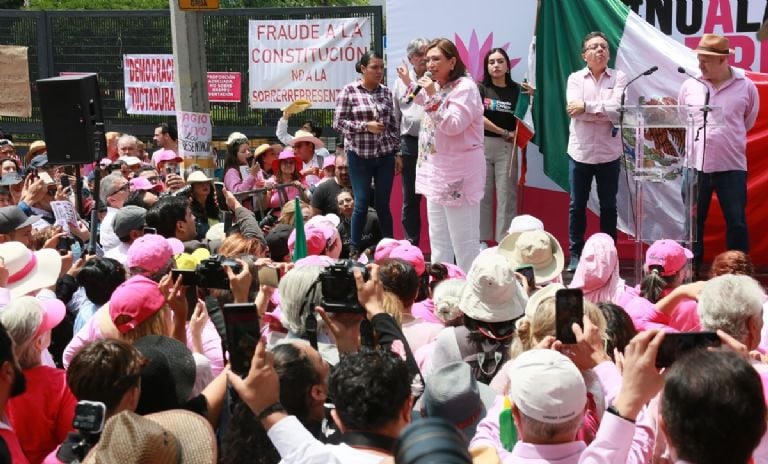 Xóchitl Gálvez se presentó a la marcha de Movimiento Rosa