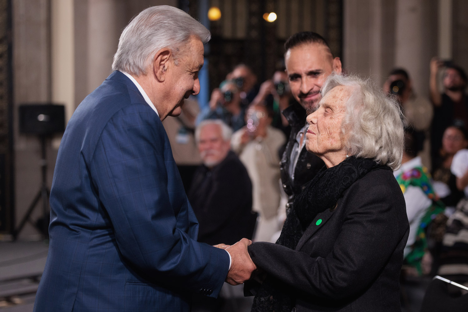 AMLO abraza a Elena Poniatowska