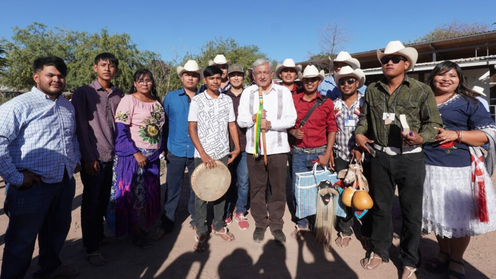 AMLO recibe bastón de mando en Sonora