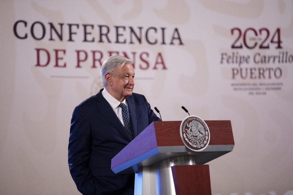 AMLO desea condecorar a Claudio X González