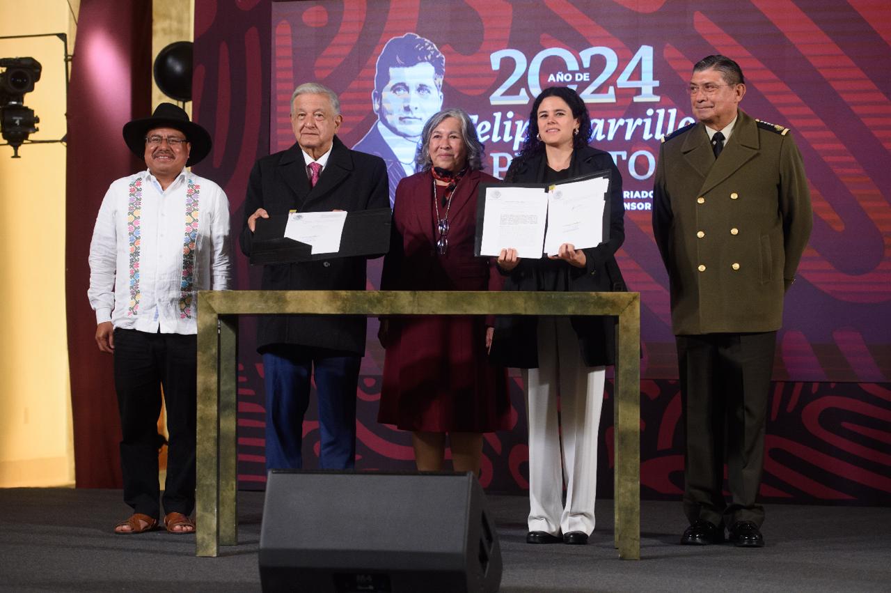 AMLO firma reformas