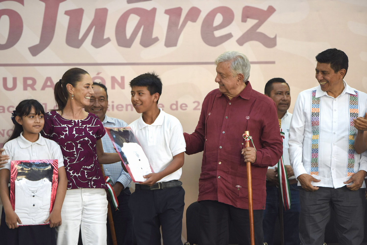 AMLO inaugura camino Beniot Juárez