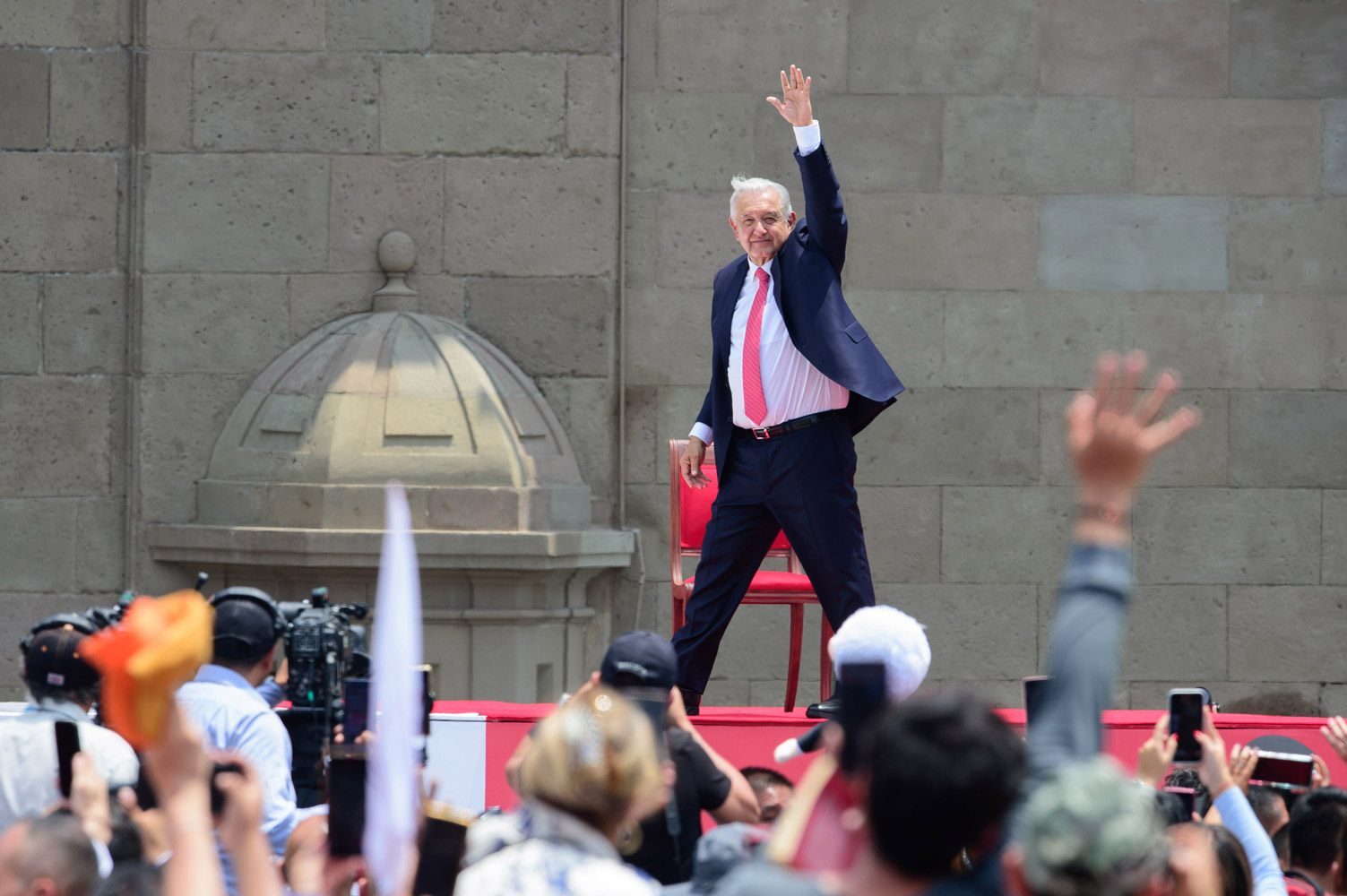 AMLO pide seguir luchando por una patria más justa y generosa