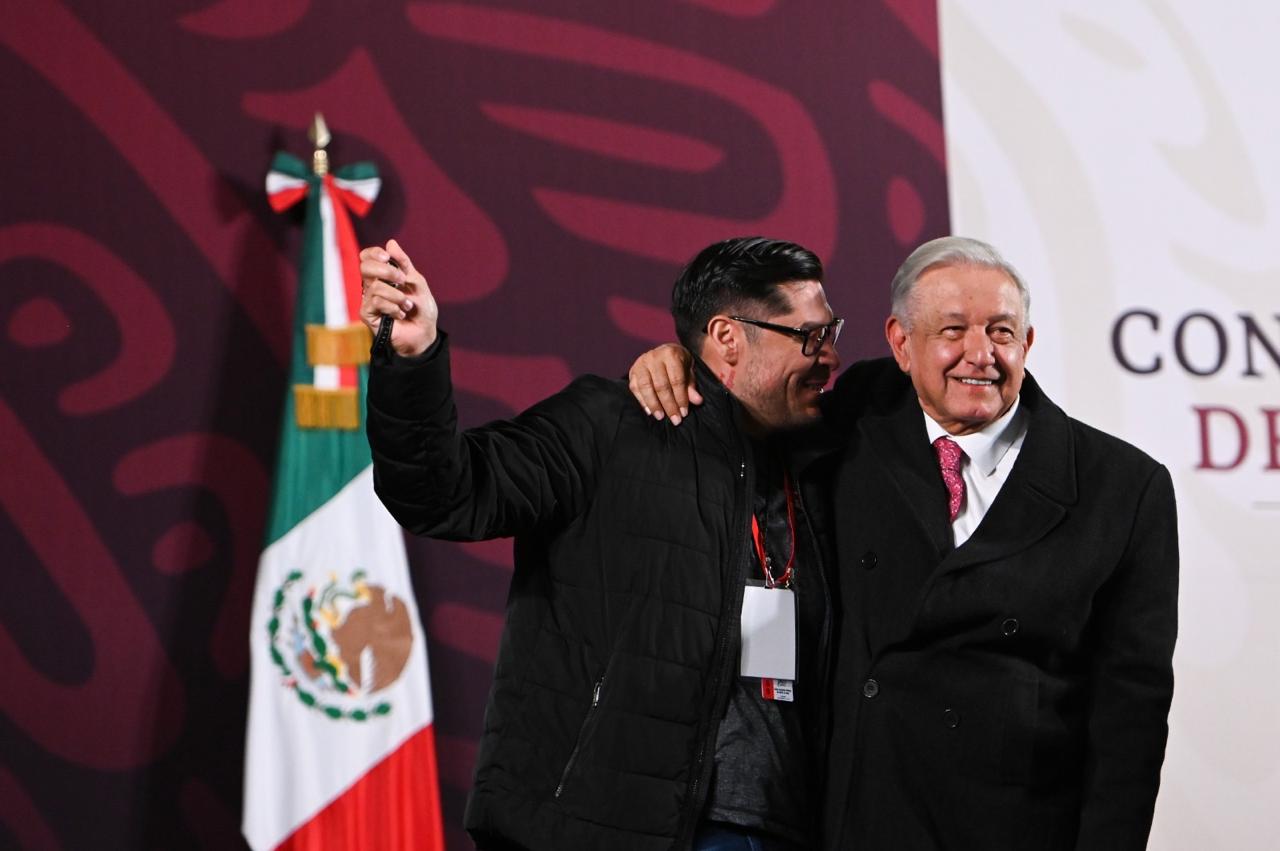 AMLO rifa reloj