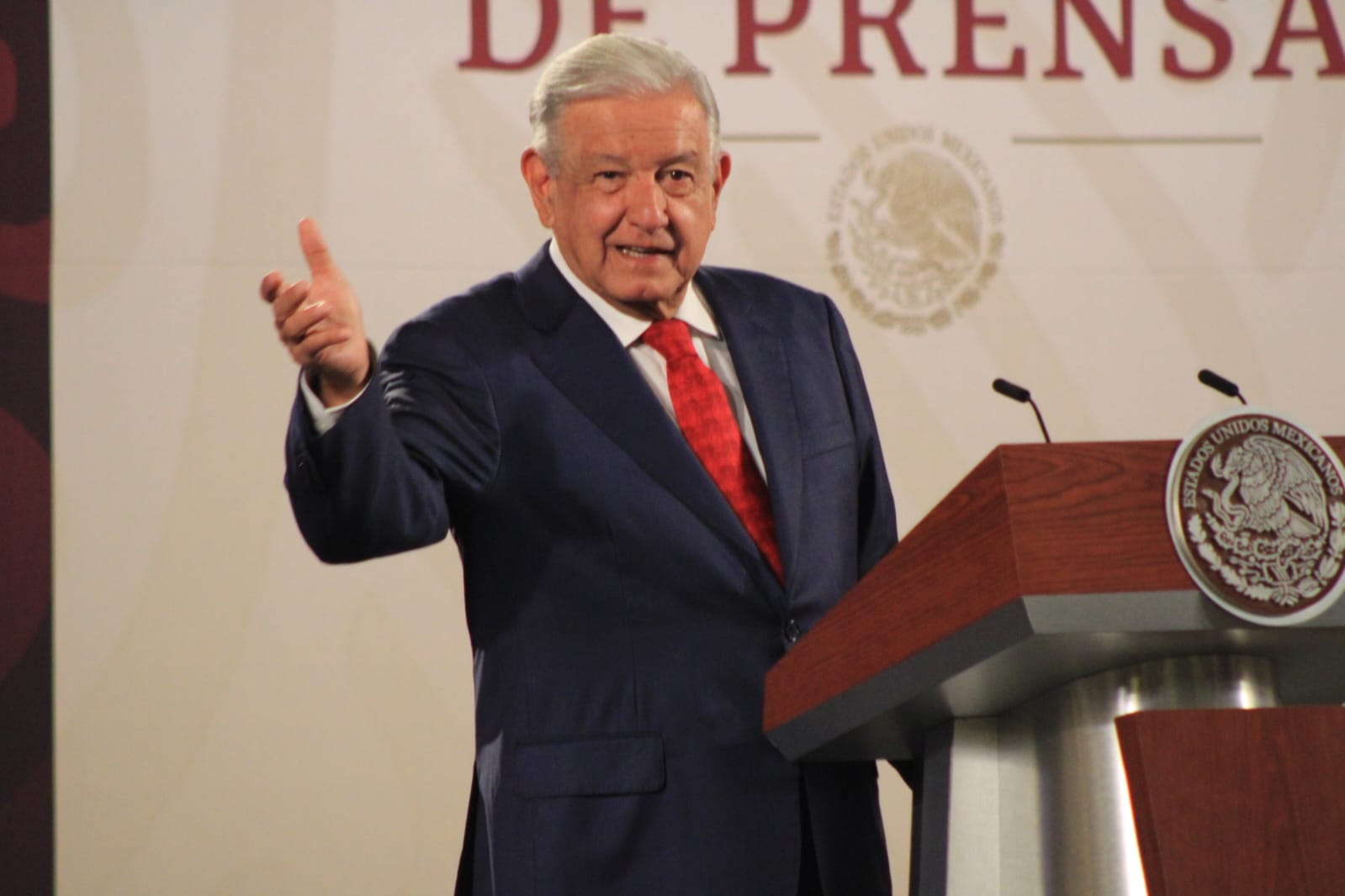 AMLO señala hipocresía de Felipe Calderón