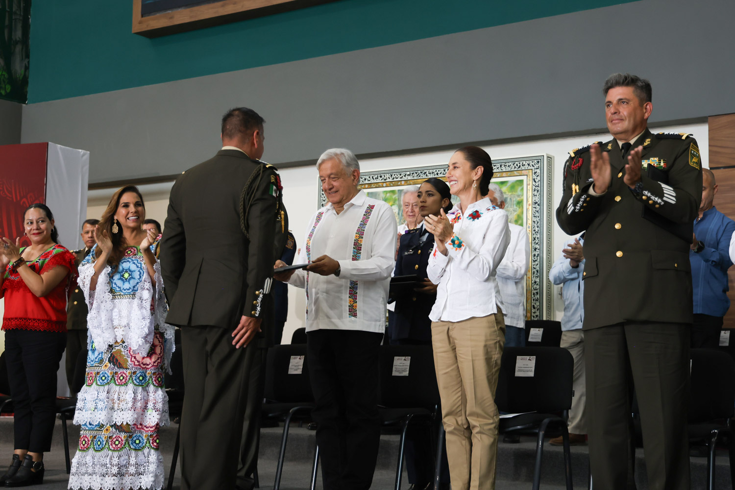 AMLO y Sheinbaum reconoce a ingenieros militares