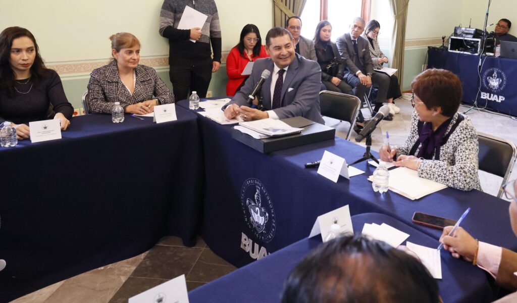 Armenta en reunión en rectoria de la BUAP