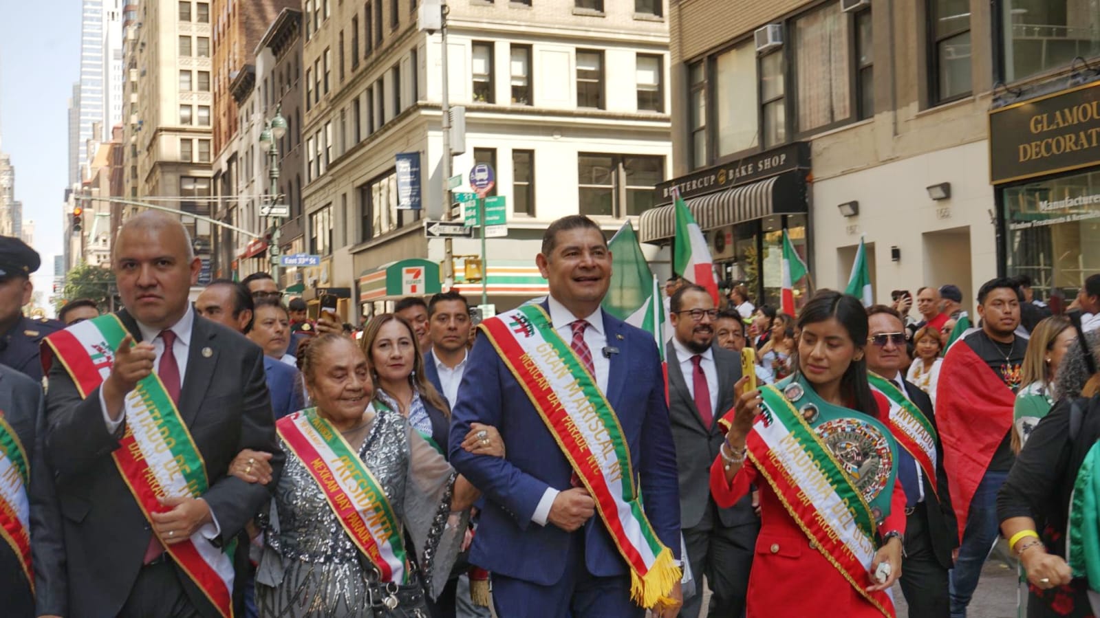 Armenta encabeza desfile de independencia en NY