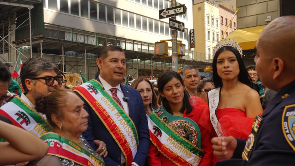 Armenta presidió desfile en NY