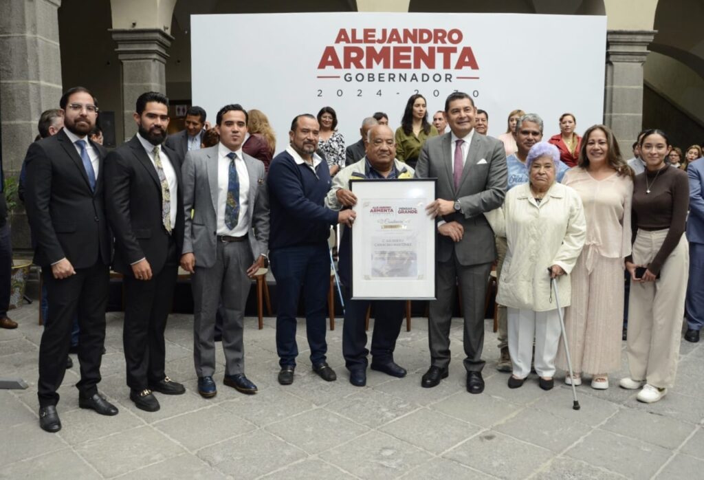 Armenta dio reconocimiento expresidente municipal