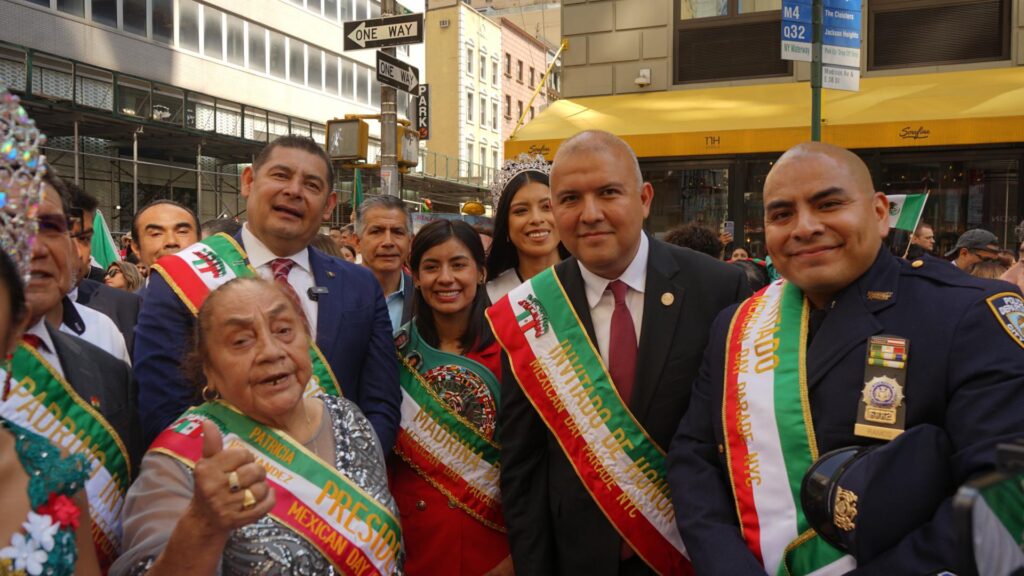 Armenta y La Bonita Sánchez encabezan desfile