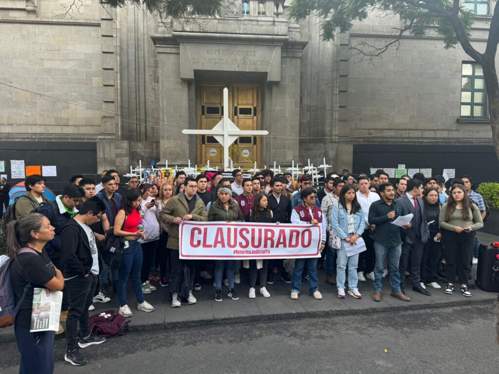 Concentración en la SCJN de los jóvenes por la reforma