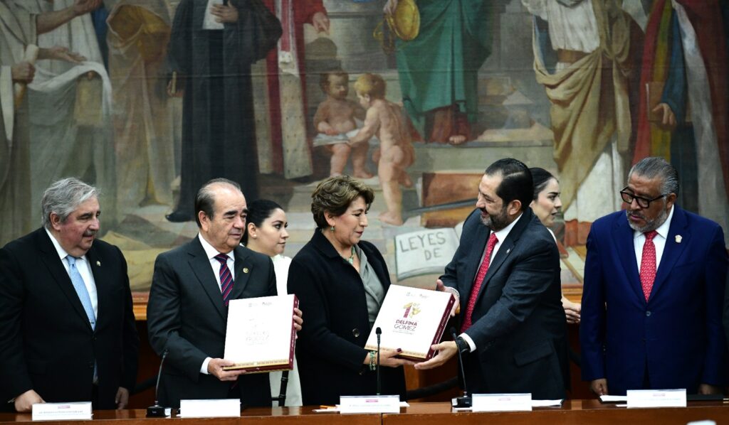 Delfina entrega primer informe al Congreso