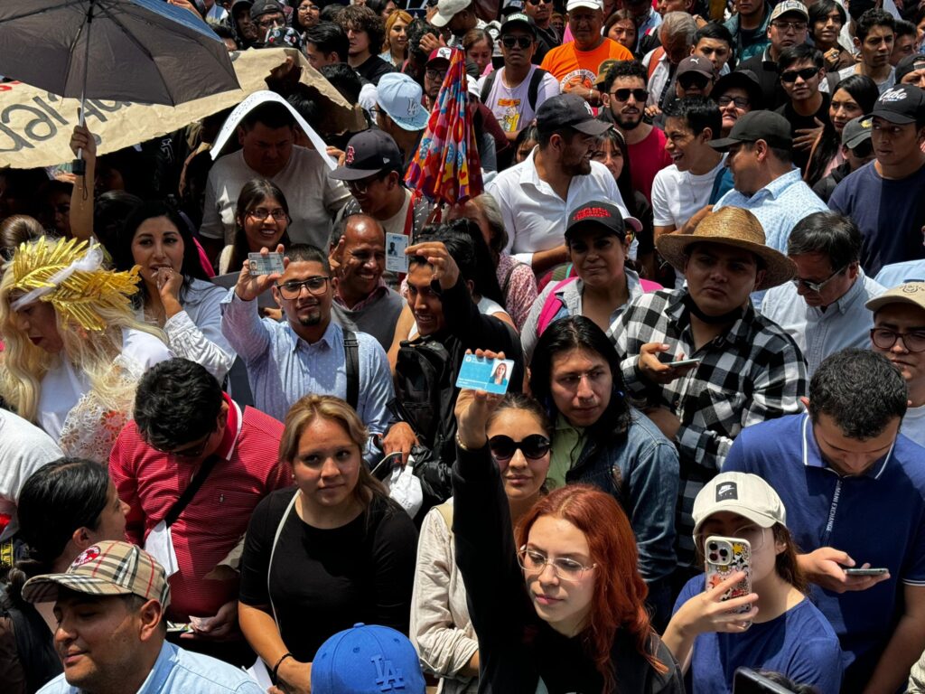 Jóvenes participan en marchas a favor de la reforma