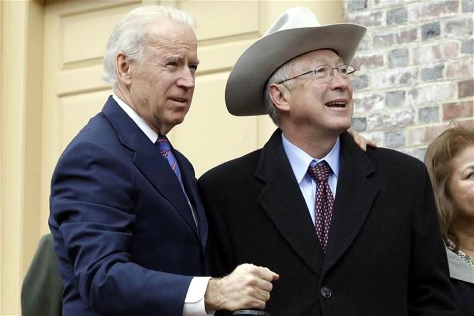 Ken Salazar y Joe Biden