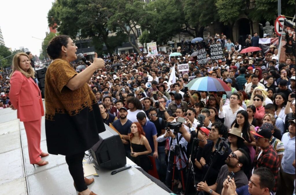 Lenia Batres y Loretta Ortiz se dirigen a los jóvenes