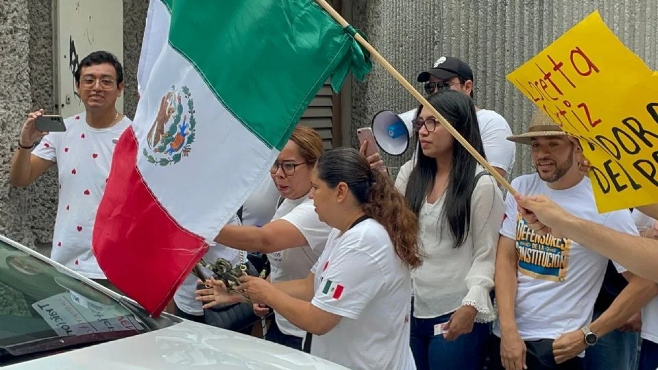 Manifestantes agredieron a Ministra Loretta Ortiz