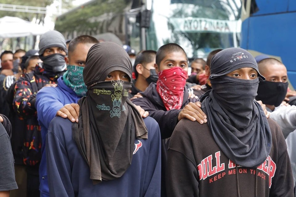 Manifestantes de Ayotzinapa en Senado