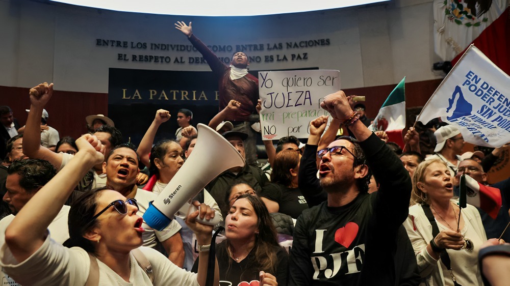 Manifestantes irrumpen Senado durante discusión de la reforma judicial