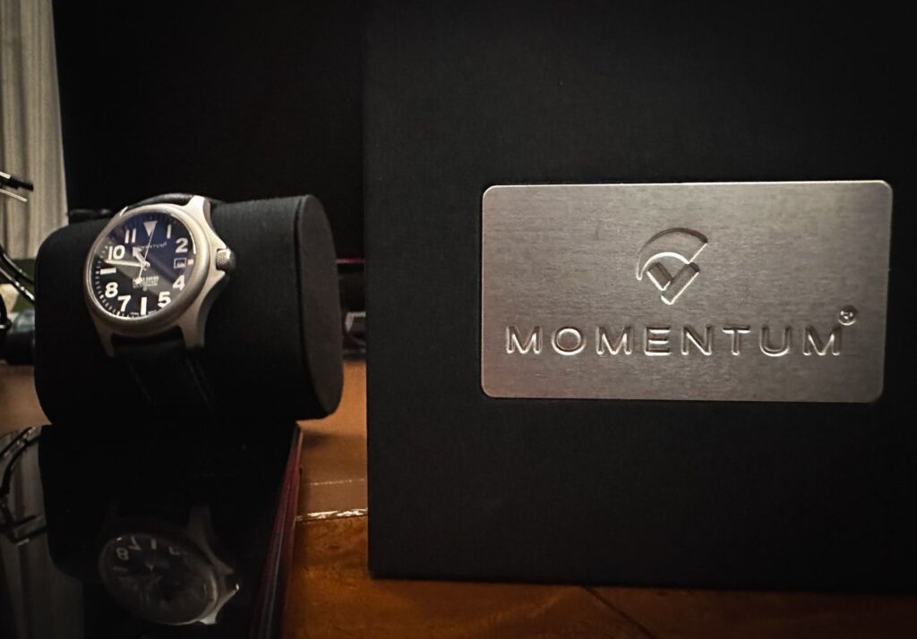 Reloj Momentum cuesta poco más de 2 mil pesos