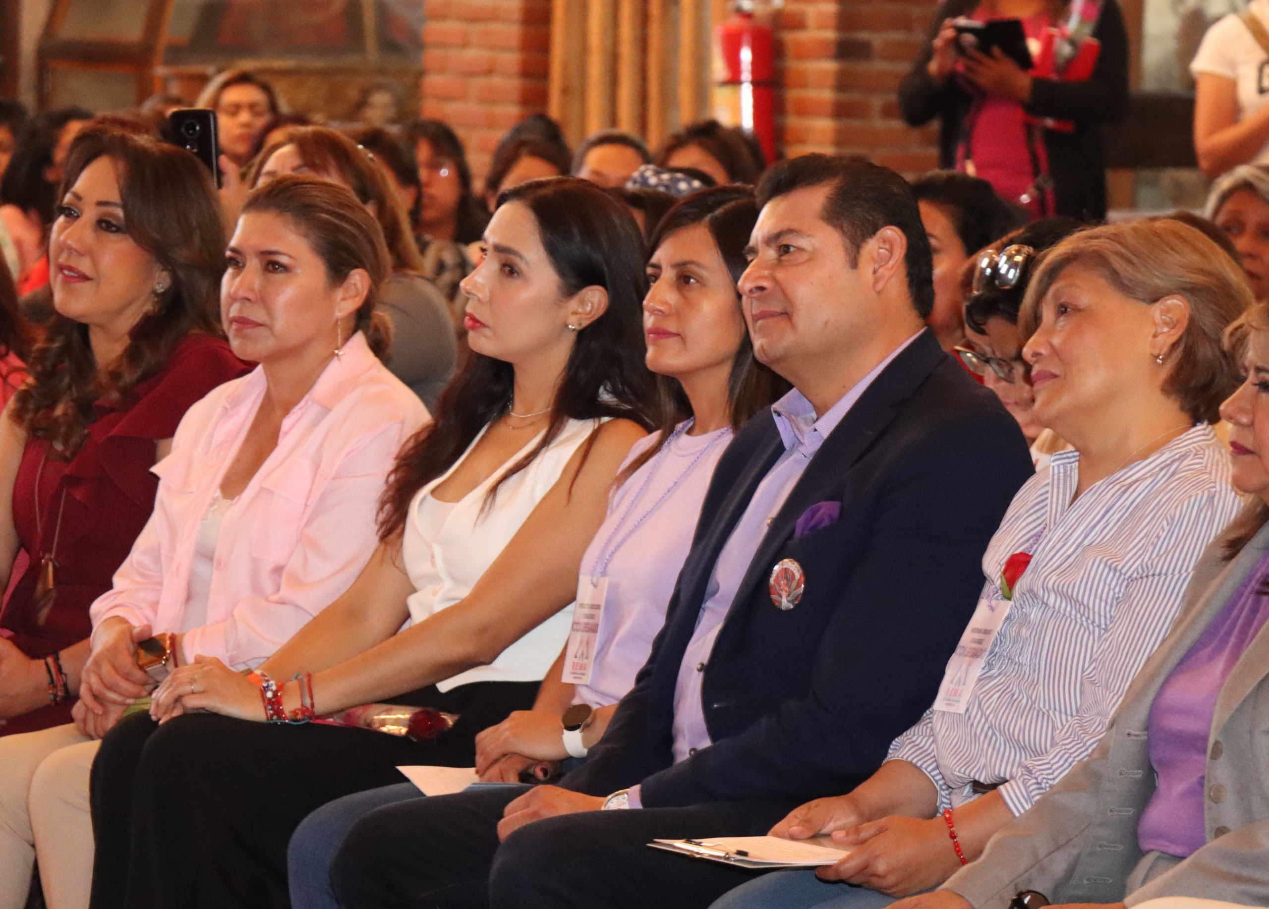 Alejandro Armenta conmemora el voto de la mujer