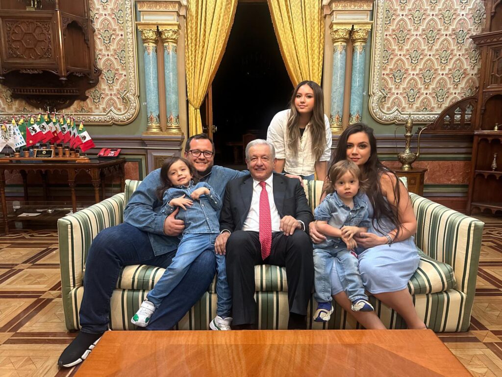 Hijo de AMLO y su familia