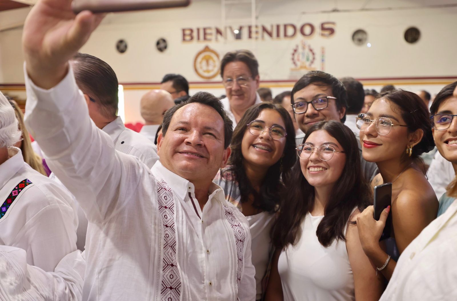 Huacho Díaz apoyará a jóvenes estudiantes de Yucatán