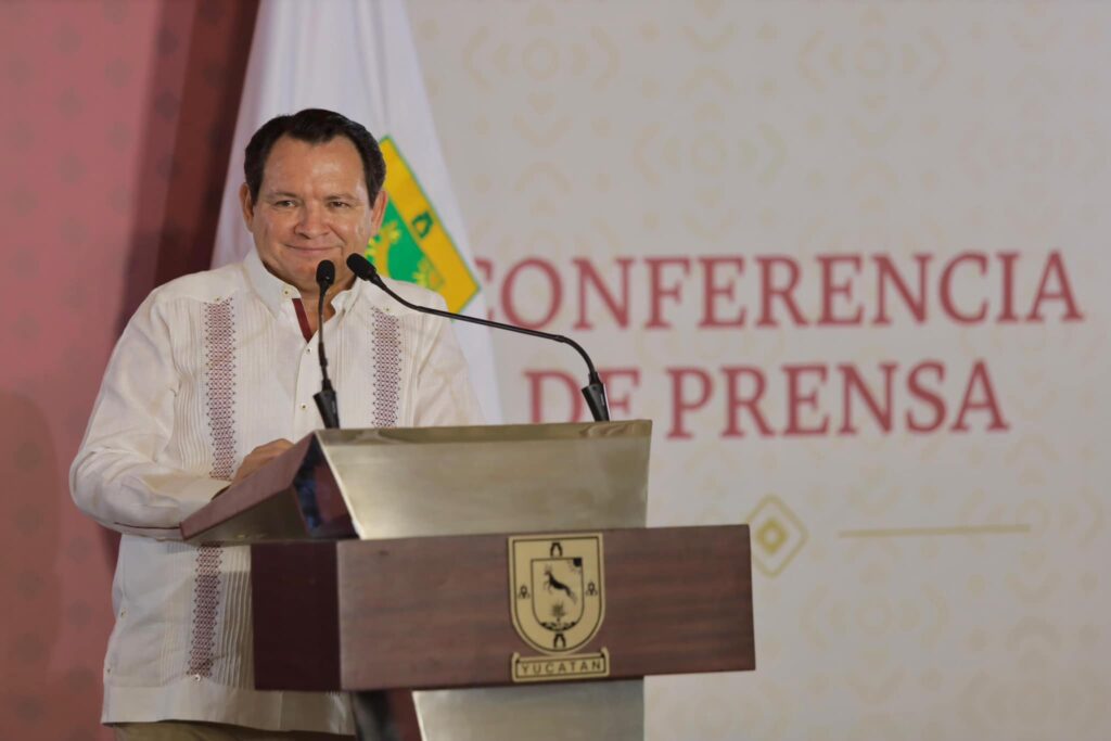 Huacho Díaz Mena en conferencia