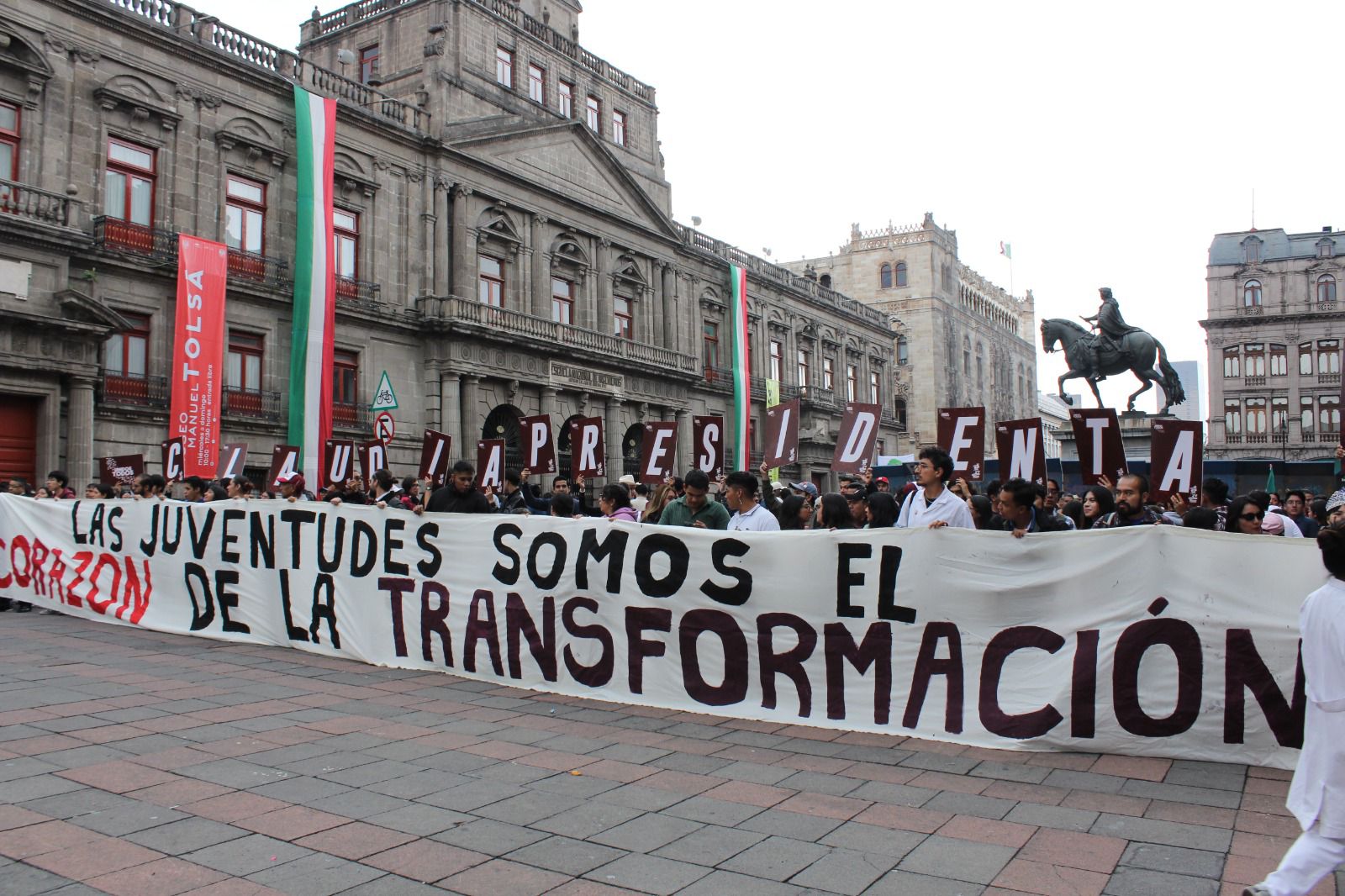 Jóvenes realizan performance en apoyo a Claudia Sheinbaum