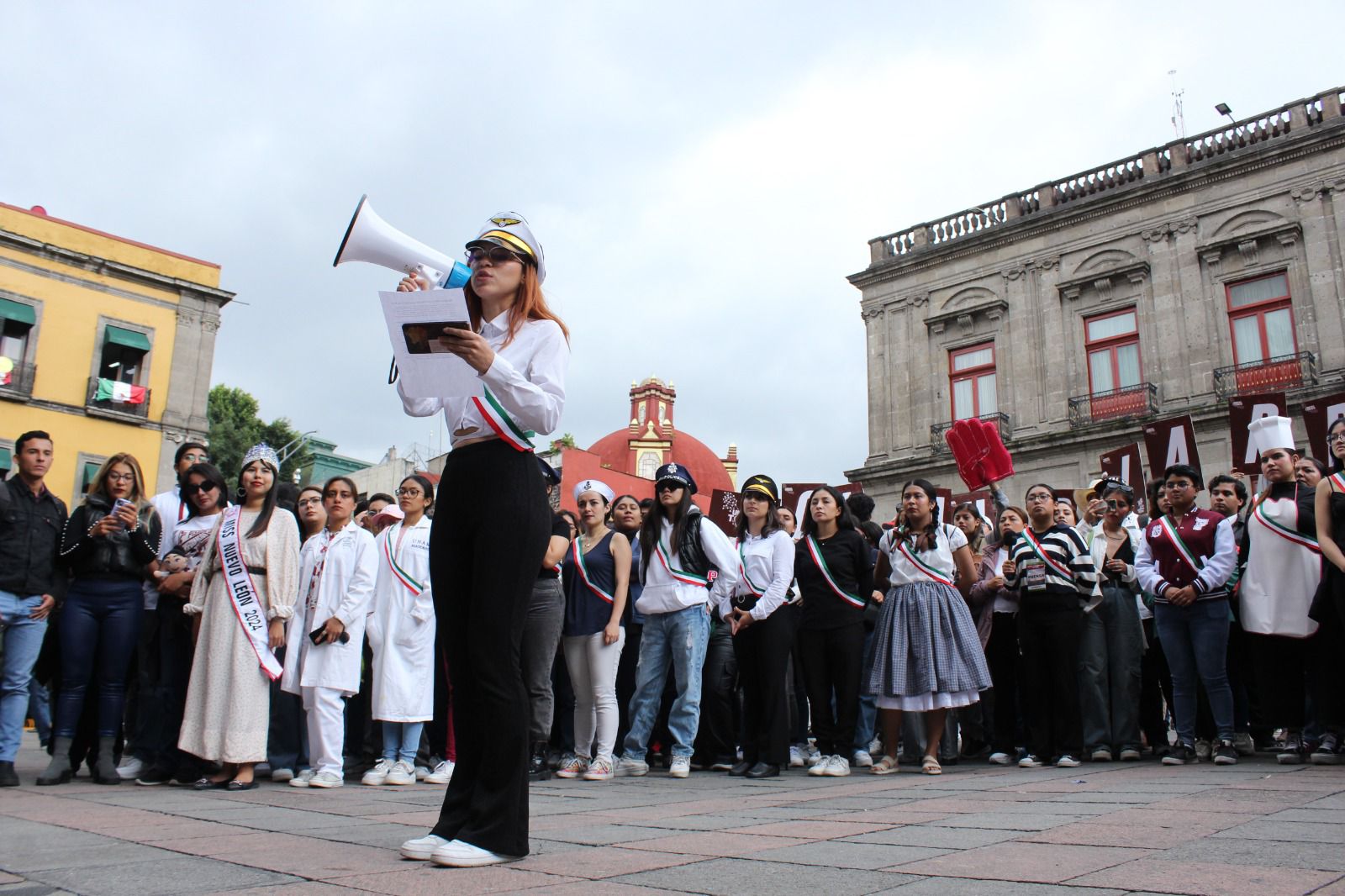 Jóvenes realizan performance en apoyo a Claudia Sheinbaum