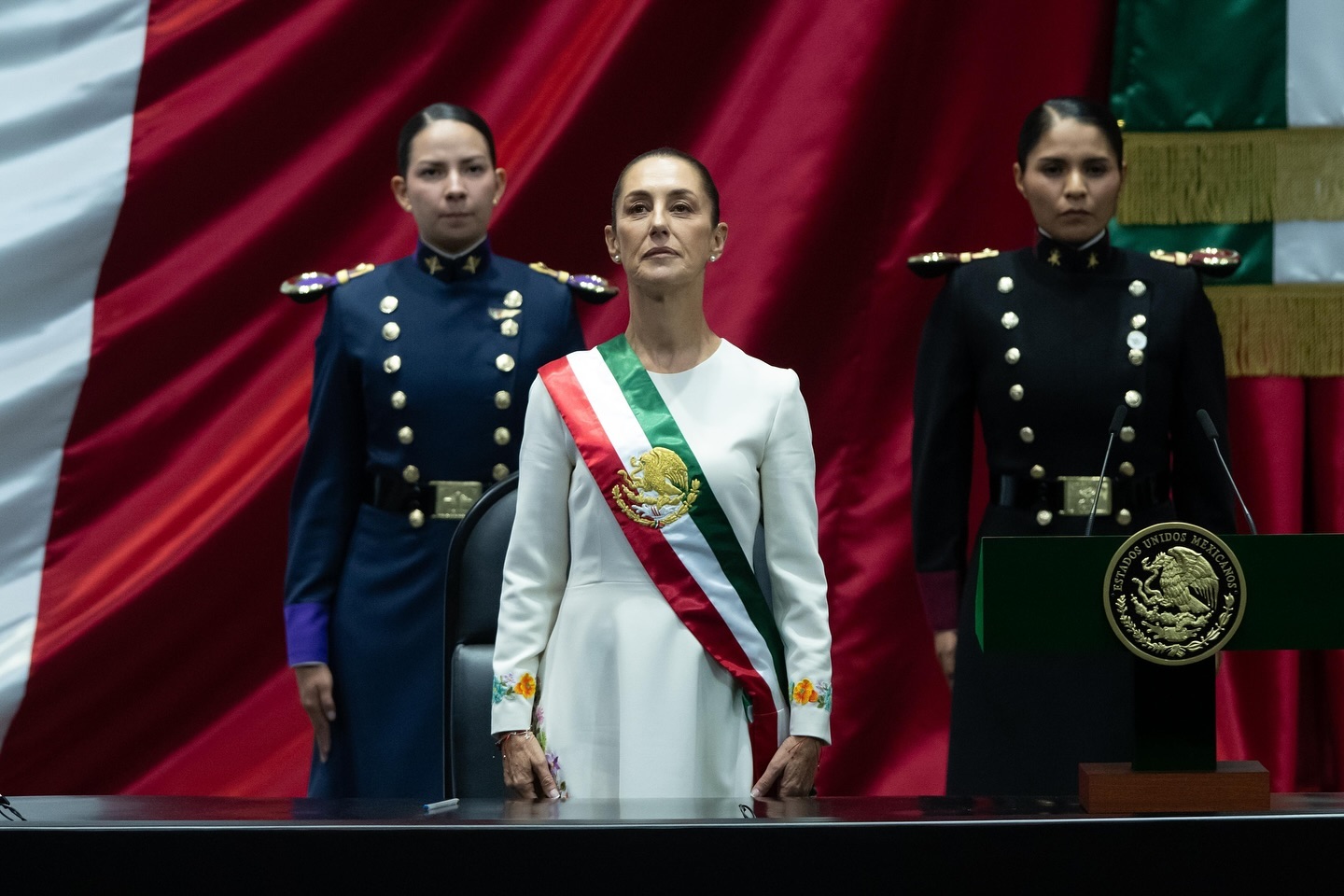 Jóvenes realizan performance en apoyo a Claudia Sheinbaum