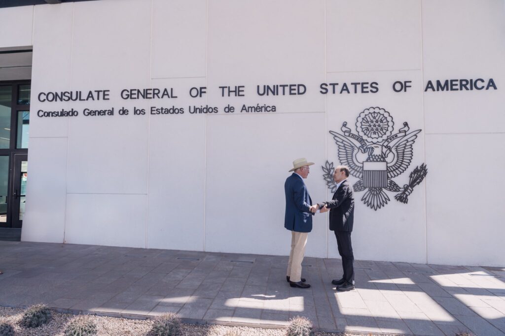 Ken Salazar en labores por relación bilateral