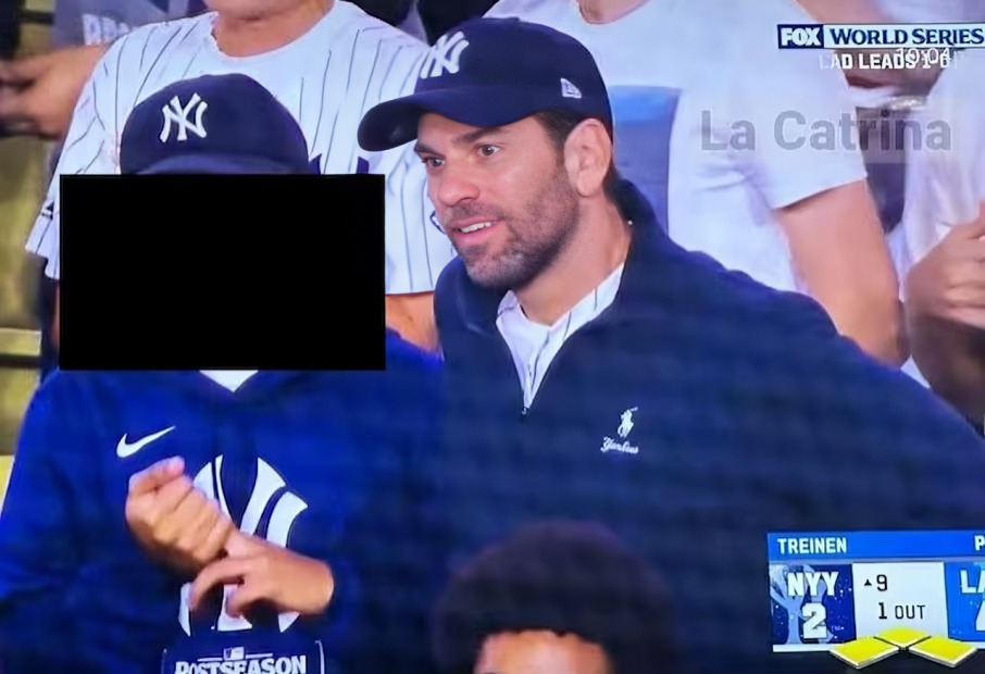 Carlos Loret de Mola en estadio de Dodgers