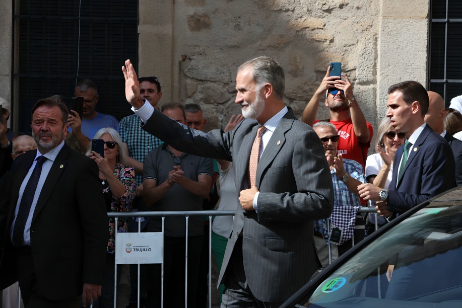 Rey de España saludando