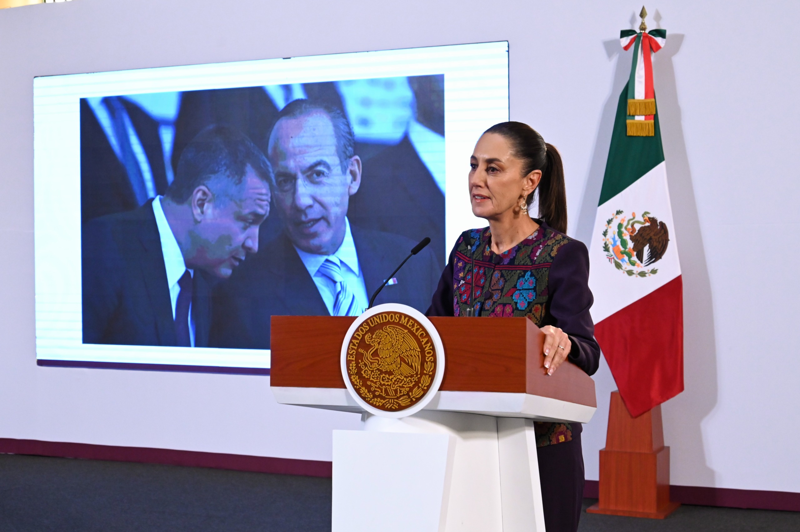 Sheinbaum exhibe a Calderón