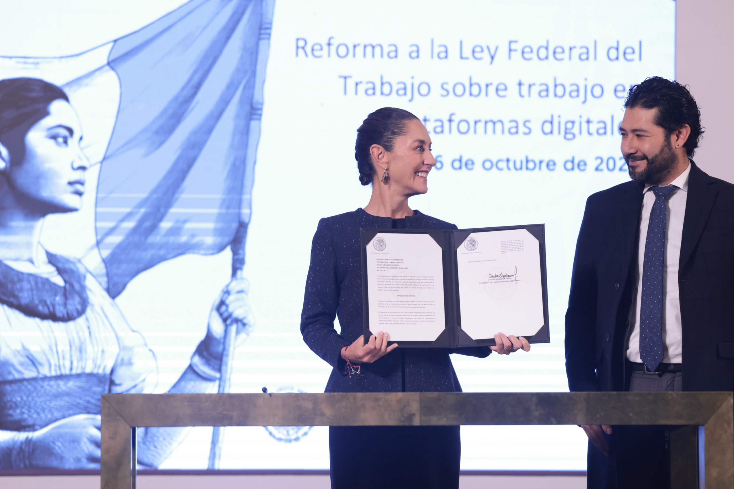 Sheinbaum firma reforma LFT