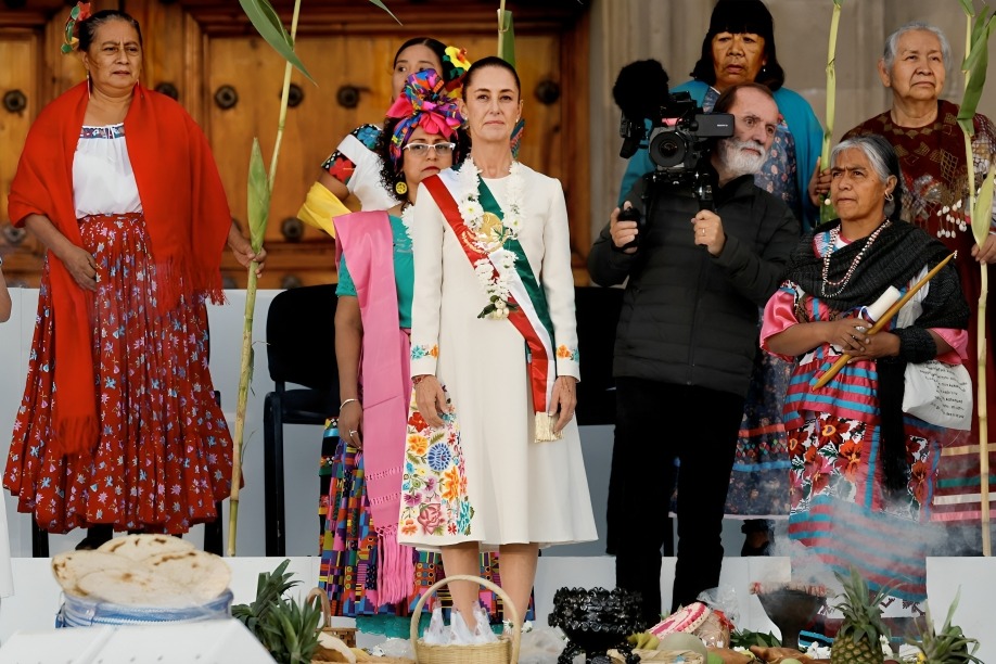 Sheinbaum recibe bastón de mando de los pueblos indígenas