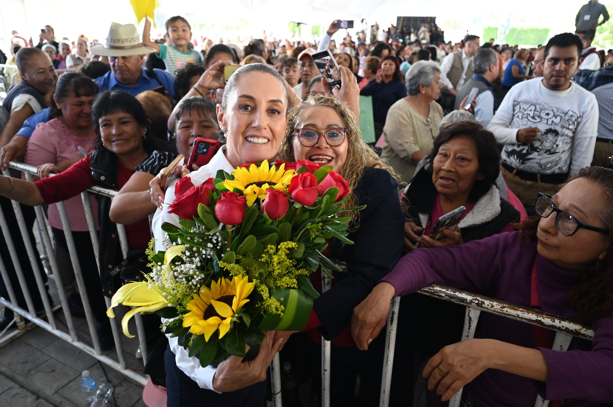 Sheinbaum reconoce a mujeres mexicanas