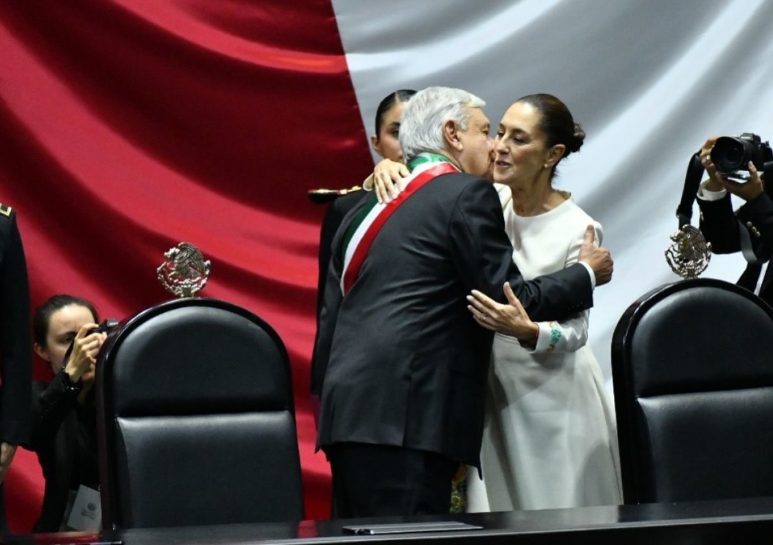 AMLo y Sheinbaum abrazo