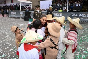 Niños abrazan a la presidenta Sheinbaum