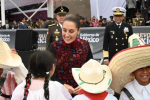 Niños arropan a la presidenta Sheinbaum en el desfile del 20 de noviembre