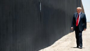 Durante su campaña, Trump afirmó que construiría un muro fronterizo que pagaríamos los mexicanos