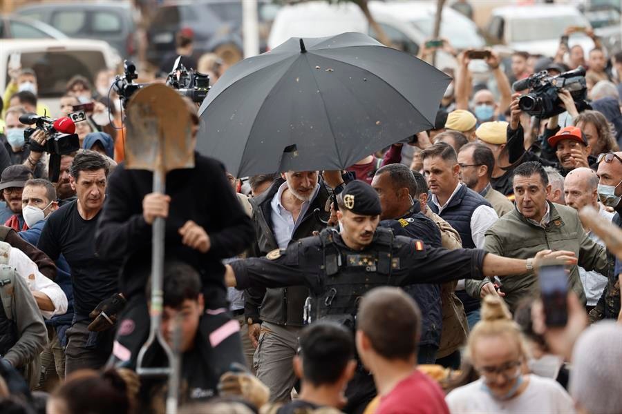 Decenas de supervivientes lanzan lodo al rey de España