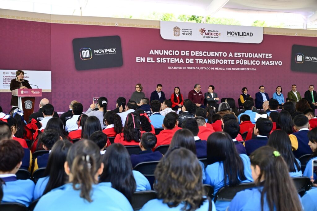 Delfina Gómez preside evento en escuela