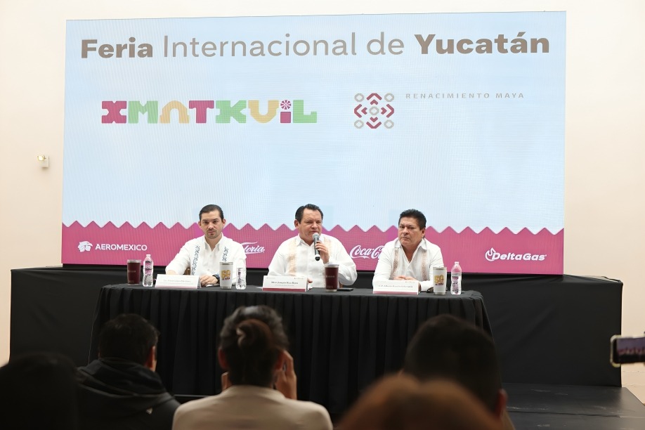 Huacho Díaz anuncia inversión en aeropuerto de Mérida