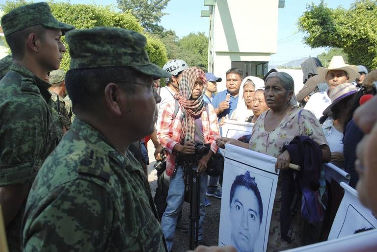 Investigación de desaparición de normalistas de Ayotzinapa apunta al ejército 