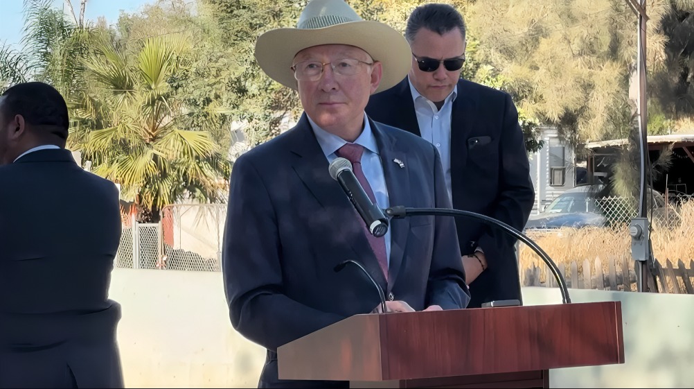 Ken Salazar destaca trabajo de EU y México vs el narco