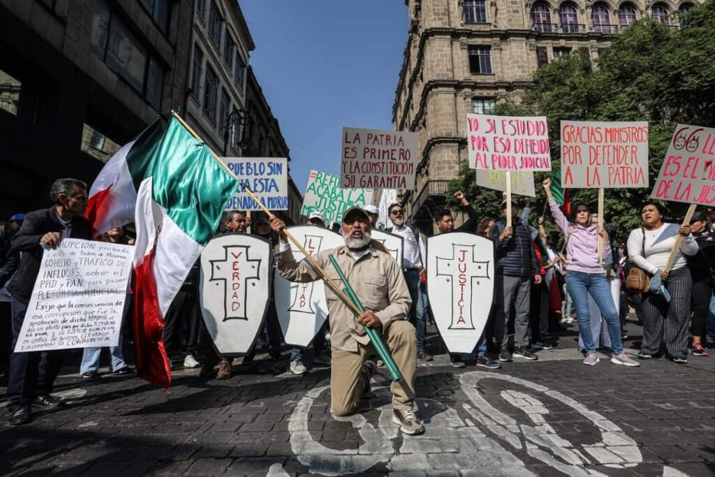 Políticos de oposición acompañan protestas