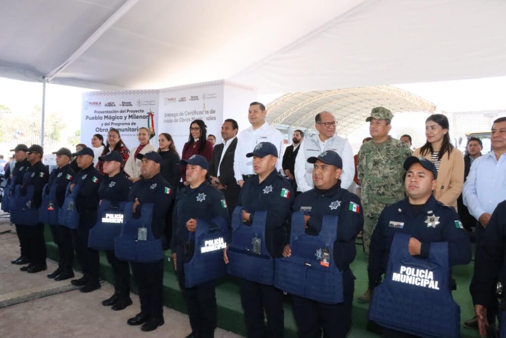 Armenta entrega equipo policía Puebla